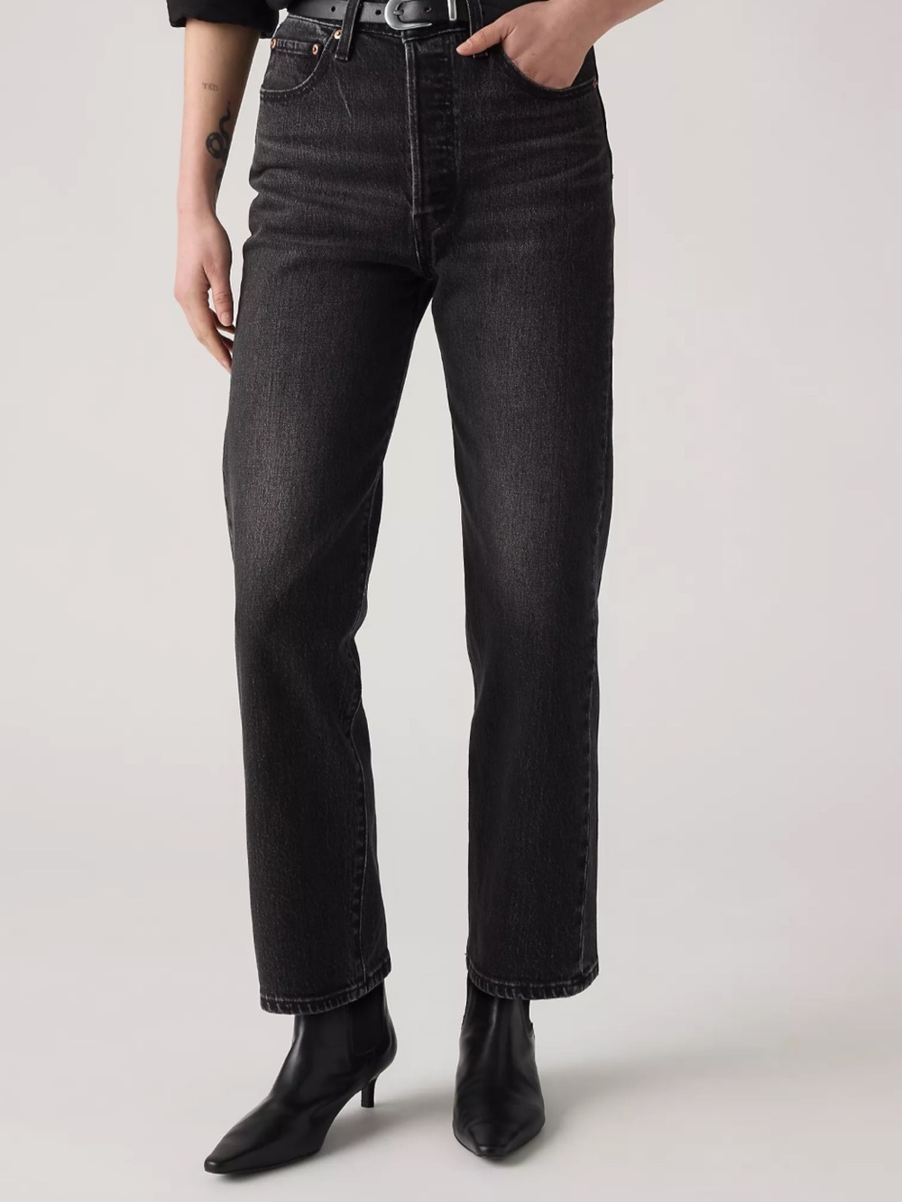 Levi’s Women’s Ribcage Straight Ankle Jeans Size 28
Washed Black High Rise Denim